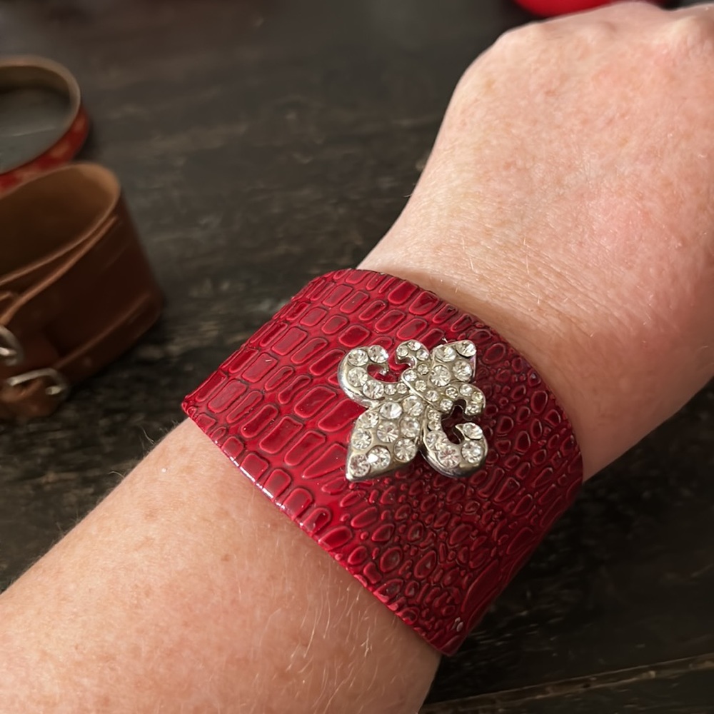 Red cuff - Picture 4 of 7